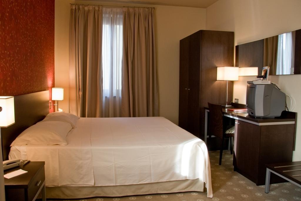 Hotel Fortyfive Chivasso Cameră foto